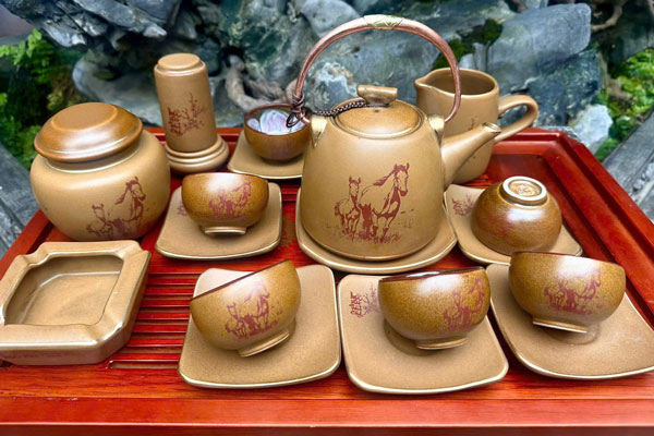 Khi Bát Mã Gặp Men Vàng Cát – Gốm Nghệ Nhân Bát Tràng